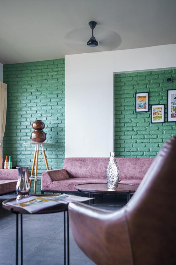 Grey Stone - Lakefront Penthouse Family Rooms Kolhapur Exterior foto