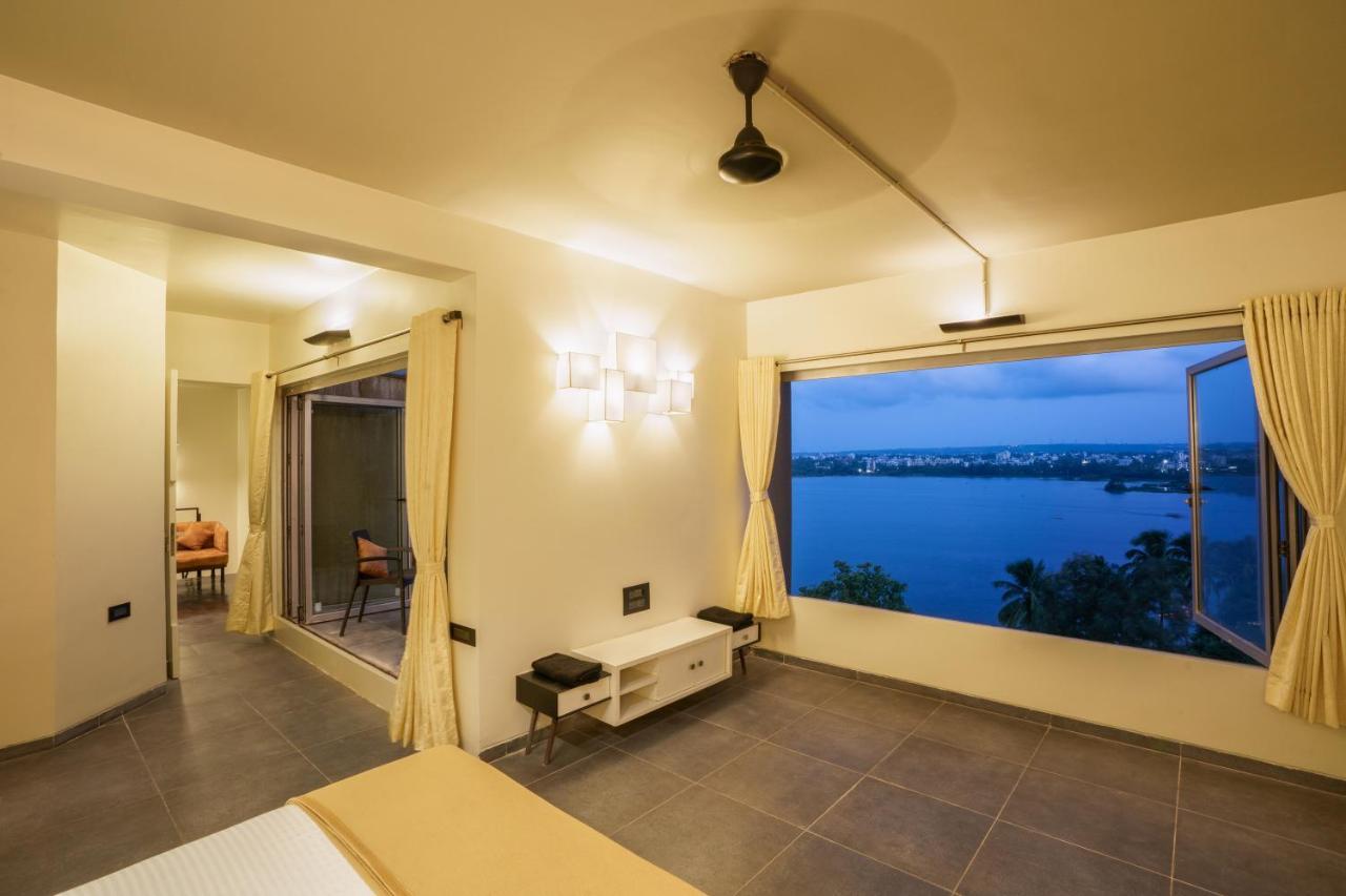 Grey Stone - Lakefront Penthouse Family Rooms Kolhapur Exterior foto