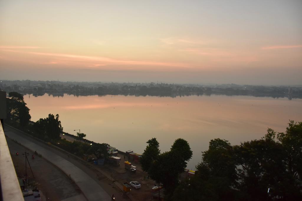 Grey Stone - Lakefront Penthouse Family Rooms Kolhapur Exterior foto